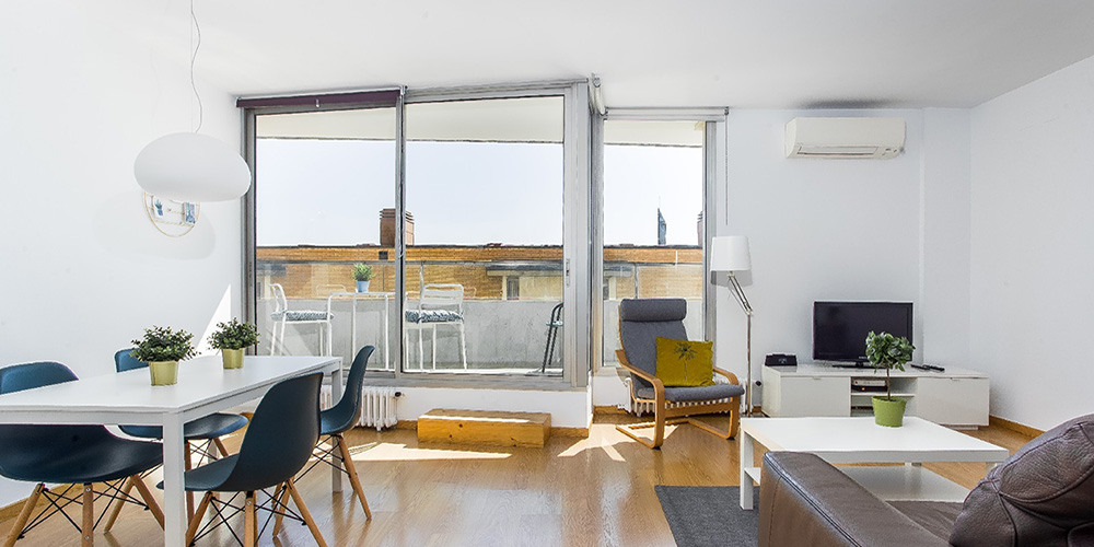 Descubre cómo aplicamos nuestras estrategias de gestión de alquiler por meses en Barcelona en los múltiples pisos que tenemos como este con una bonita terraza y un comedor moderno.